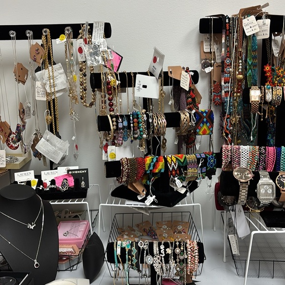 Live show listing all sales are final, please bid responsibly - Picture 3 of 4